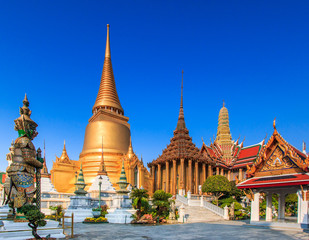 Obraz premium Wat Phra Kaew or Temple of the Emerald Buddha or Wat Phra Si Rattana Satsadaram in Bangkok of Thailand