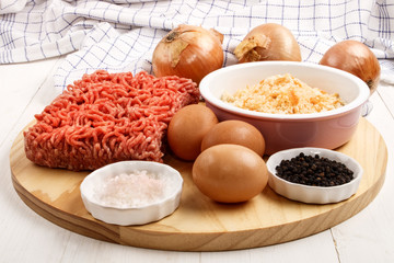  minced pork meat, eggs, coarse salt, black peppercorns, bread c