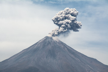 Volcán de Colima expulsa una nube de humo.