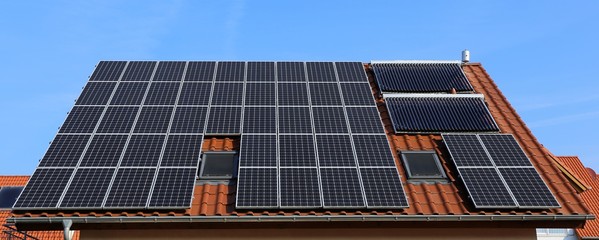 Rotes Ziegeldach mit Photovoltaikanlage