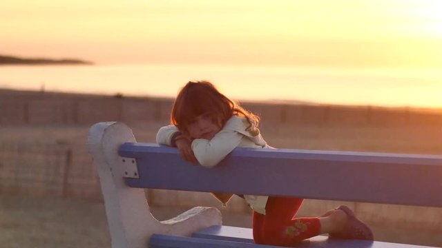 enfant face &agrave; la mer le soir