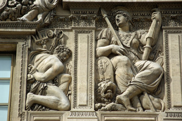 Obraz premium Statues en bas-relief Cour Carrée du Louvre à Paris, France