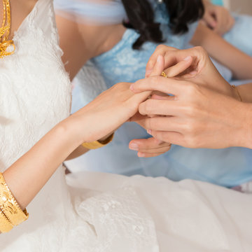 friends helping the bride wearing a gold wedding ring