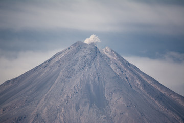 El Volcán de Colima empieza a sacar sus gases.