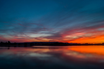 Obraz premium Sonnenuntergang im Herbst mit toller Wolkenstimmung 