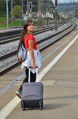 Teenager am Bahnhof