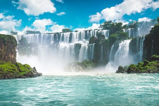 The amazing Iguazu waterfalls in Brazil © kbarzycki
