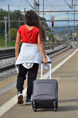 Teenager am Bahnhof
