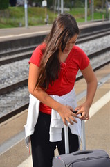 Teenager am Bahnhof