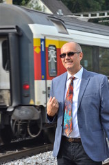 Geschäftsmann am Bahnhof