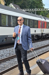 Geschäftsmann am Bahnhof