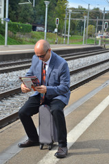 Geschäftsmann am Bahnhof