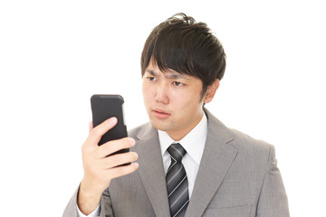 スマートフォンを持つビジネスマン