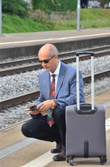 Geschäftsmann am Bahnhof