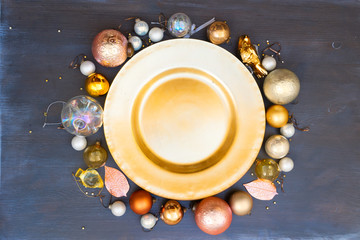 Obraz na płótnie Canvas Christmas empty golden plate with gold decorations frame