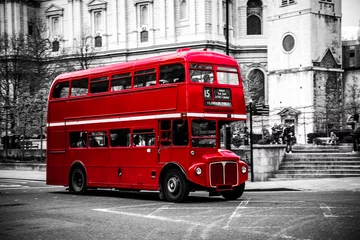 Fotobehang Londen rode bus De iconische dubbeldekkerbus van Londen.