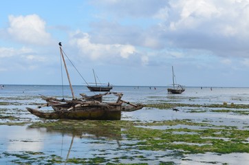 Imbarcazione di legno chiamata dohw- barca araba sull'isola di zanzibar