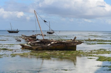 Fototapeta na wymiar Imbarcazione di legno chiamata dohw- barca araba sull'isola di zanzibar