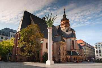 Leipzig Nicolaikirche mit Friedenssäule