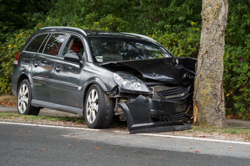 Verkehrsunfall - PKW gegen Baum