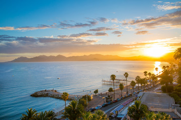 Baie de Cannes Côte d& 39 Azur au coucher du soleil. La France.