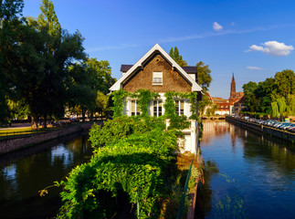Fototapeta na wymiar Old center of Strasbourg. Typical alsacien houses on the river.
