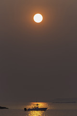 Lancha motora al atardecer en Sanxenxo (Pontevedra, Espa&ntilde;a).