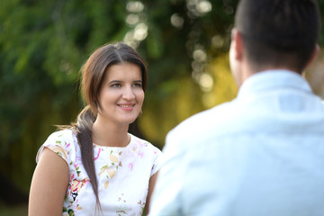 Obraz premium Beautiful woman having a conversation with interesting man