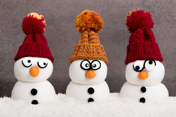Schneemänner mit Strickmützen