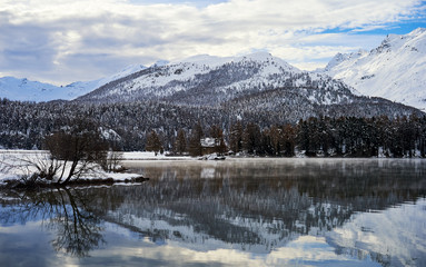 Fototapeta na wymiar Swiss Lake in winter