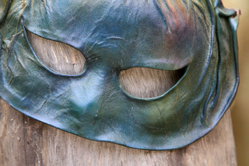 Loup en cuir bleu.
