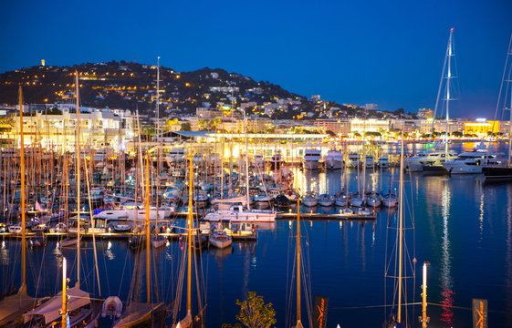 Fototapeta Old Port Vieux Port in the city of Cannes at night. Lots of sailing boats and power yachts anchored during the Sailing regatta. 