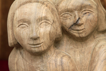 Fototapeta na wymiar Sculpture d'un couple de personnages en bois.