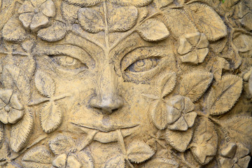 Masque en terre cuite.