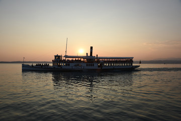 Fototapeta premium tramonto persone al tramonto guardare il tramonto cigno al tramonto mare lago estate spettacolo natura sole, 