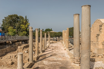 Fototapeta na wymiar Колонны и фрагменты мозаики римского периода в Пафосе, Кипр.