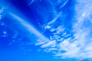すじ雲　青空