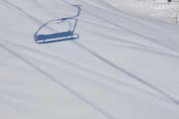 静かなリフトの影