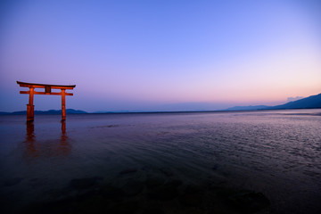 琵琶湖に浮かぶ鳥居