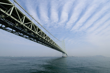 明石海峡大橋と雲