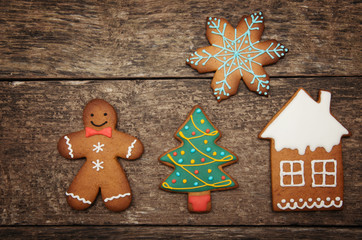 Fototapeta na wymiar Gingerbread cookies over wooden background
