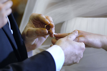 Obraz na płótnie Canvas Wedding hands and ring