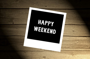 Obraz premium Happy weekend note on brown wooden wall