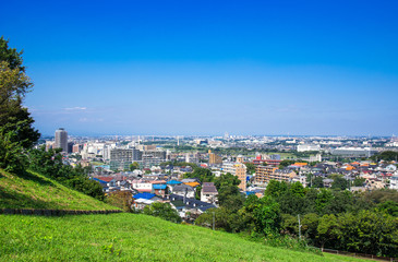 青空が広がる住宅街