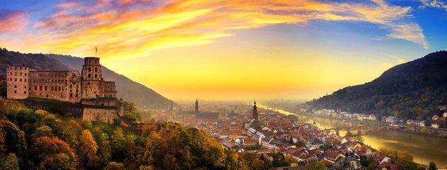 Heidelberg kurz nach Sonnenuntergang, Panorama mit warmen Farben © Smileus
