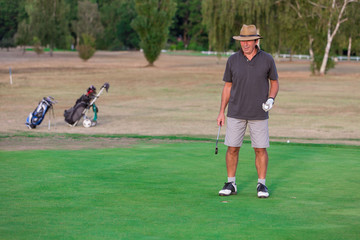 Obraz premium man playing golf