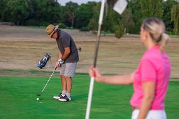 Obraz premium couple playing golf