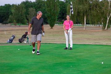 Obraz premium Senior Couple Enjoying Game Of Golf