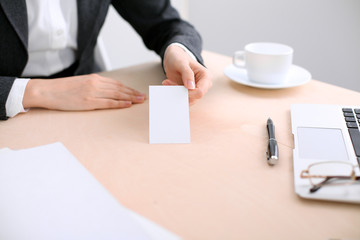 Obraz premium Business woman giving visit card