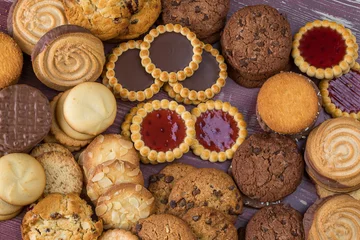 Foto auf Alu-Dibond divers variétés de biscuits ronds étalés sur une table © Olivier Tabary
